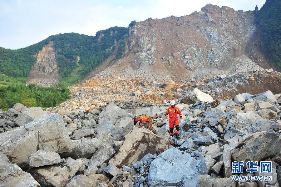 納雍県山間部の土砂崩れ　雨の中も続く夜間の救助活動　貴州省