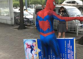 北京に“スパイダーマン”登場！？　手をつなぐ1元　キス7元