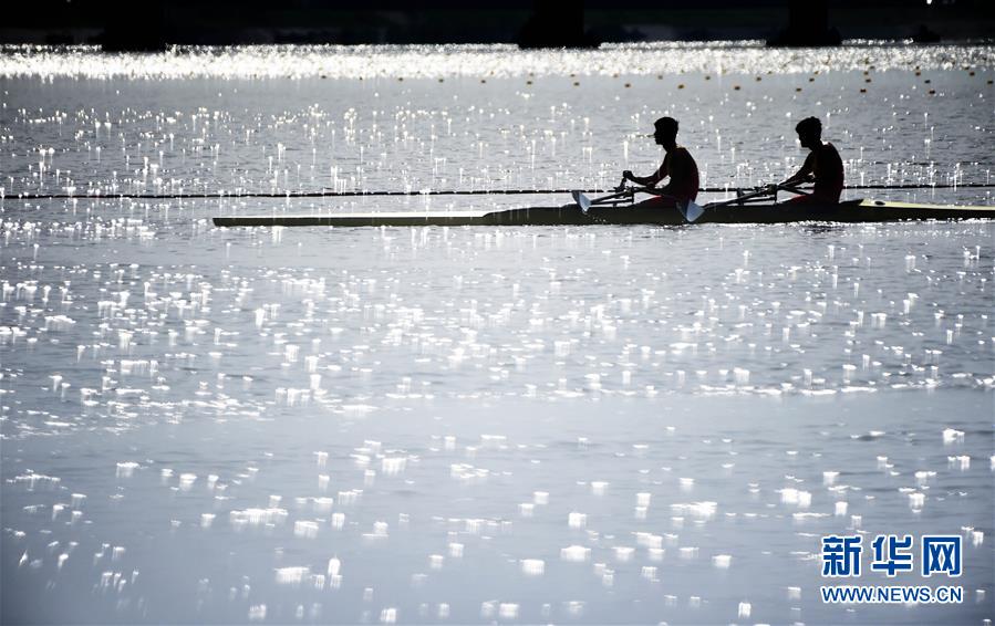 きらめく水上を進む選手たち　全国運動会ボート競技開催　天津市
