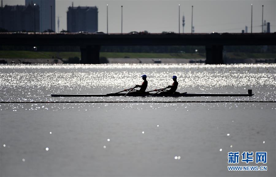 きらめく水上を進む選手たち　全国運動会ボート競技開催　天津市