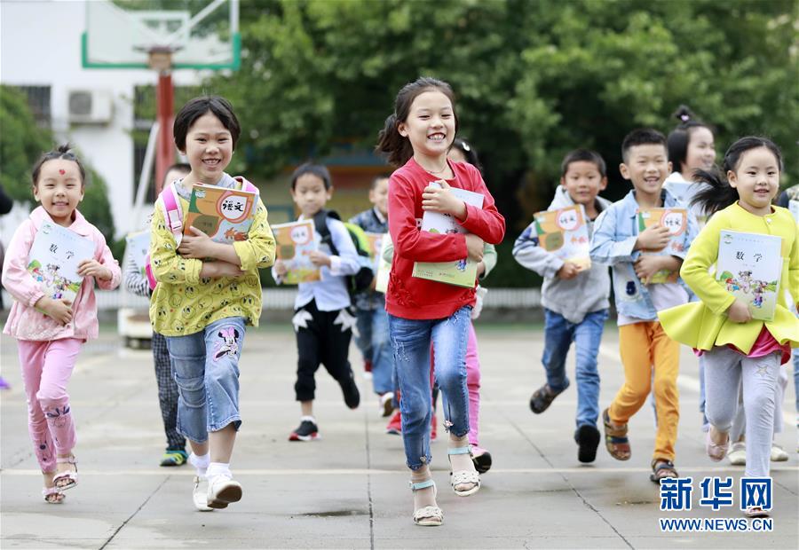 新学期スタート　新しい教科書を手にする生徒たち　江蘇省