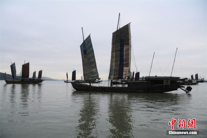 朝日を浴びて進む漁船　新たな漁業シーズン到来　江蘇省