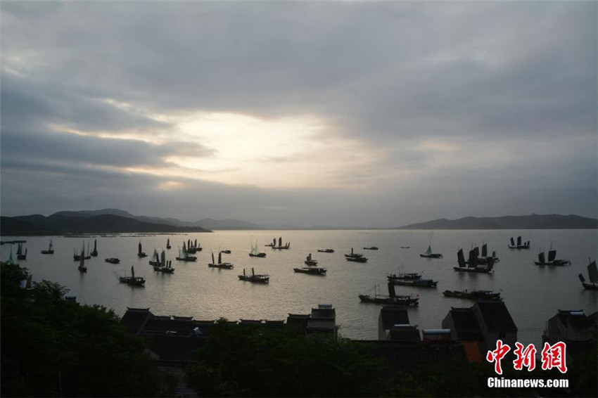 朝日を浴びて進む漁船　新たな漁業シーズン到来　江蘇省