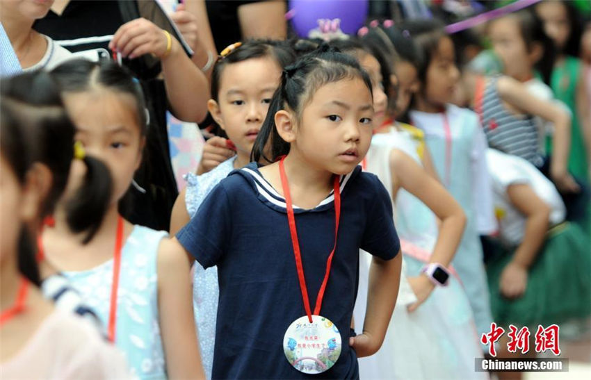 江西省の小学校で入学式　学校生活をスタートさせる子どもたち