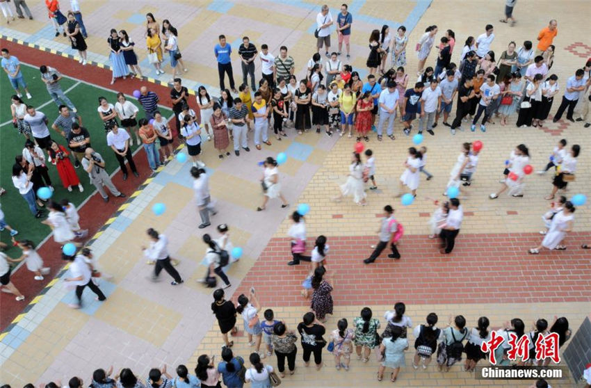 江西省の小学校で入学式　学校生活をスタートさせる子どもたち
