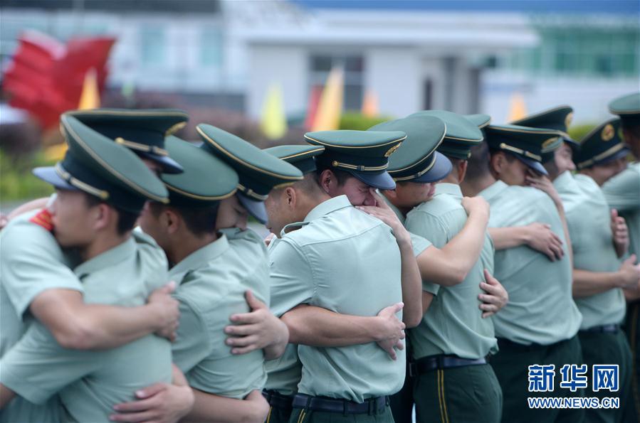 後ろ髪引かれる思いで　武装警察ベテラン隊員の退役式　湖南省
