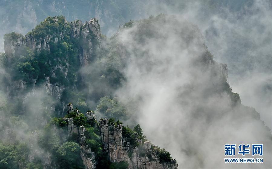 まるで水墨画のような雲海たなびく五老峰景勝地　山西省