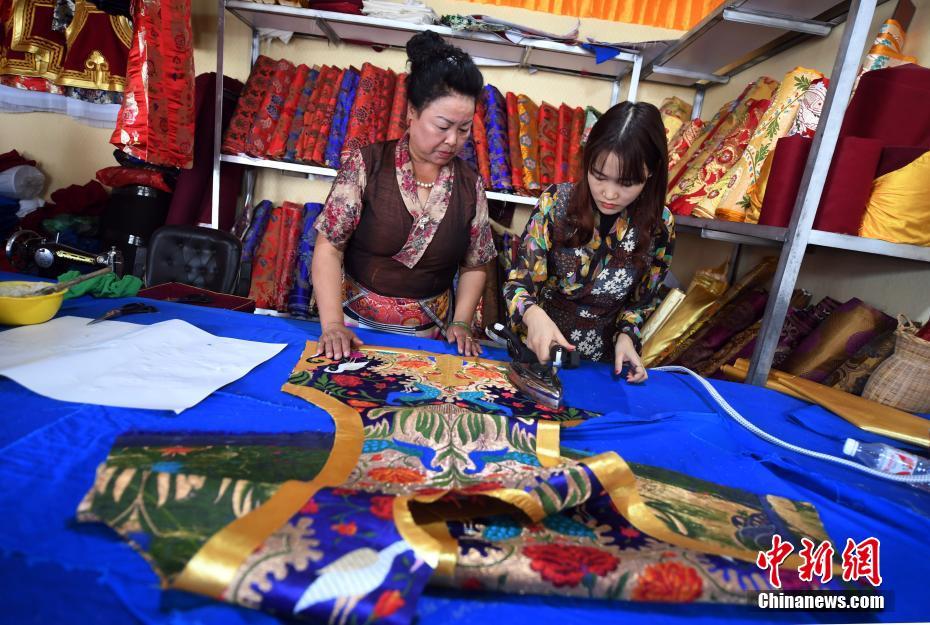 艶やかな民族衣装いつまでも　雲南省のチベット民族伝統服飾文化の伝承人
