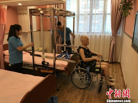 重慶の介護老人福祉施設に自動「高齢者移動マシン」が登場