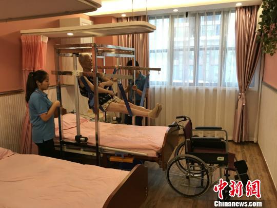 重慶の介護老人福祉施設に自動「高齢者移動マシン」が登場