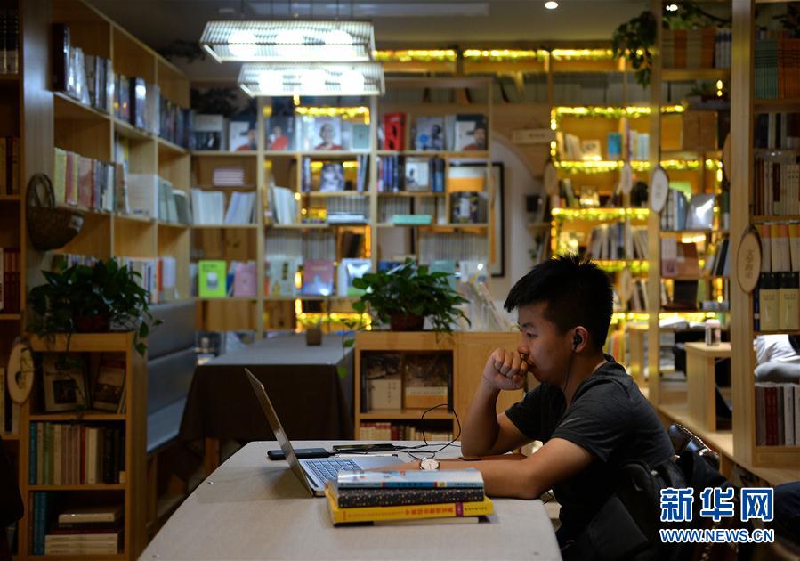 文化と温かさ見守る24時間営業の西安市の書店　陝西省