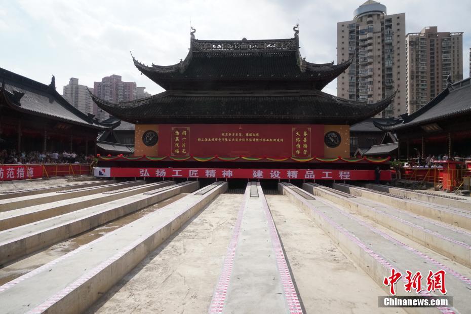 中国初の古寺本殿の遷座　玉佛禅寺の大雄宝殿をレールで移動　上海