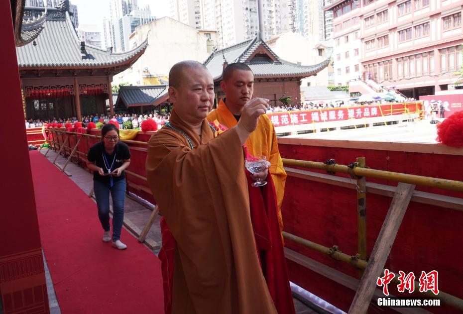 中国初の古寺本殿の遷座　玉佛禅寺の大雄宝殿をレールで移動　上海