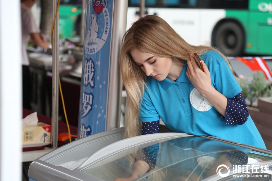 杭州市の街中でアイスを売るロシア人美女　多くの顧客が集まる