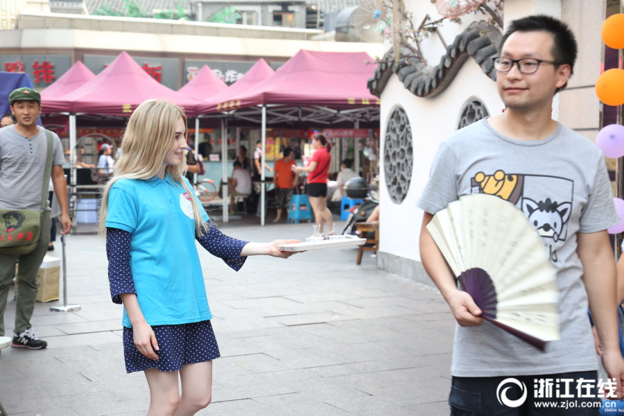 杭州市の街中でアイスを売るロシア人美女　多くの顧客が集まる