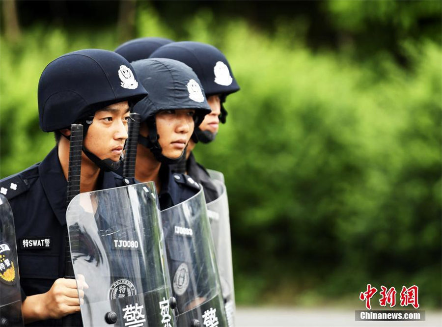 訓練に励む雅安刑務所の特別警察隊　四川省