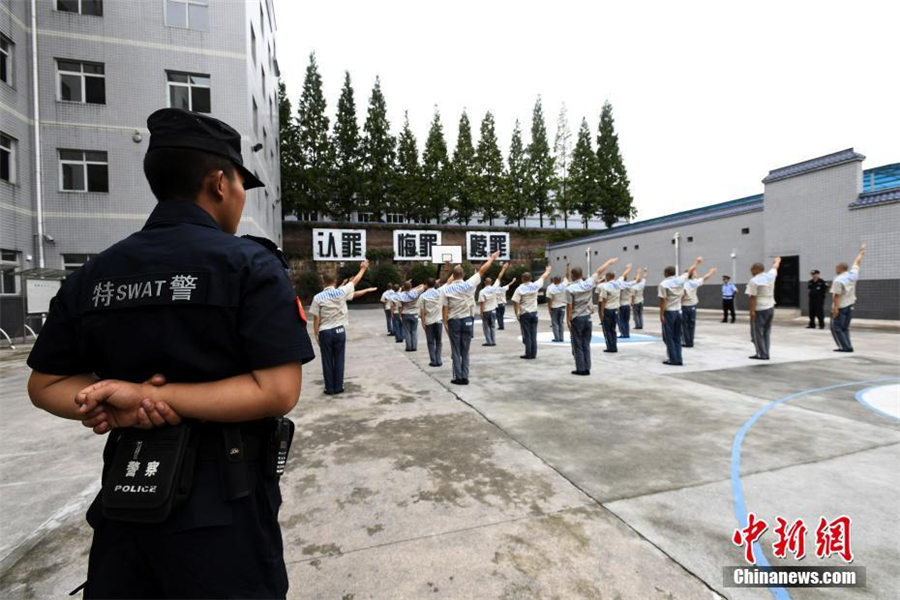 訓練に励む雅安刑務所の特別警察隊　四川省
