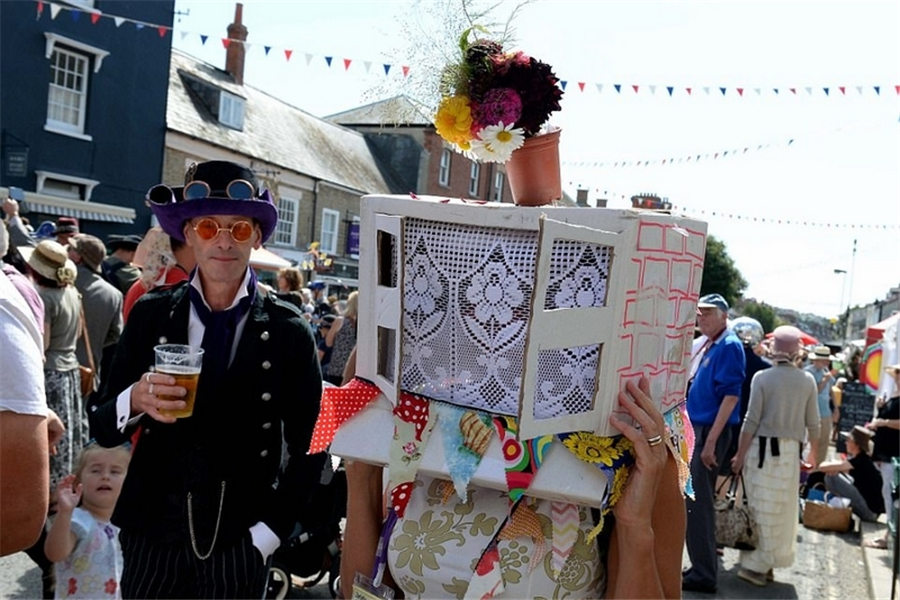 ユニークなデザインの帽子が集まる「ハット・フェスティバル」　英国