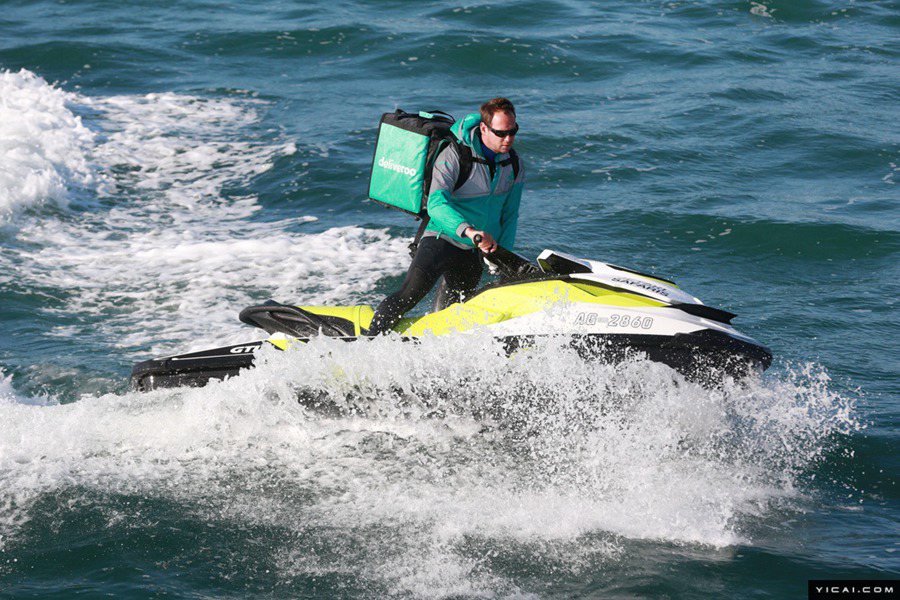 英国、水上オートバイ使ったデリバリー登場　海辺で寝たまま注文