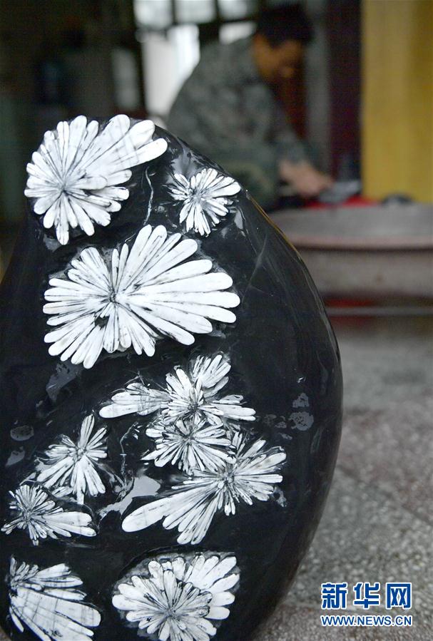 菊の模様を丁寧に彫り上げ、見事な芸術作品に　湖北省