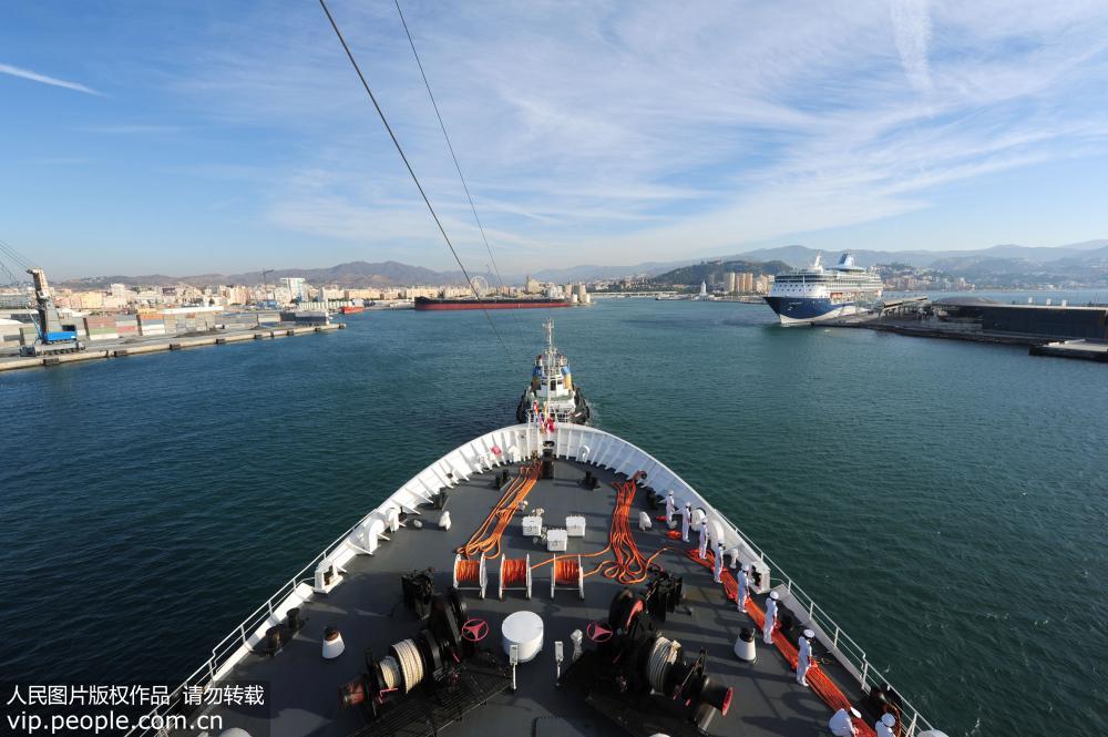 中国海軍病院船「平和の方舟」がスペイン初寄港