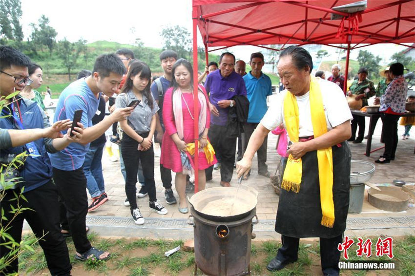 王屋山で「土」食い大会開催　約2トンの土饝を千人で山分け　河南省