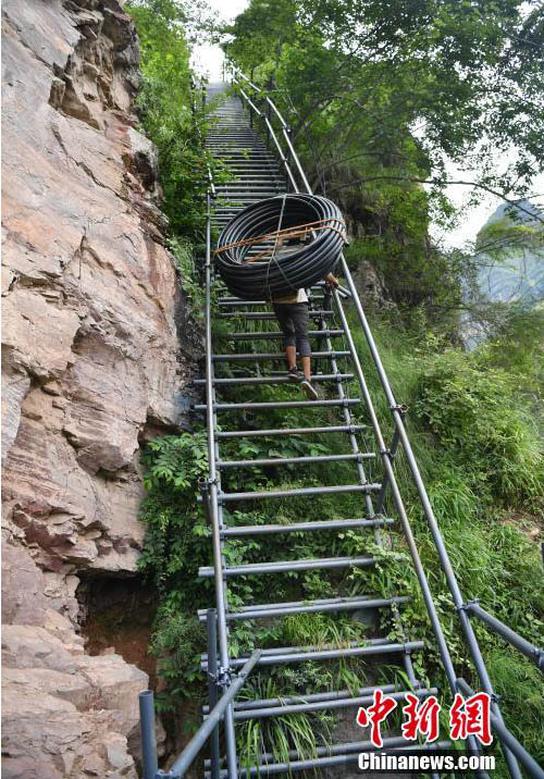 断崖絶壁にそびえ立つ四川省の村　2556段の「鋼管階段はしご」が完成
