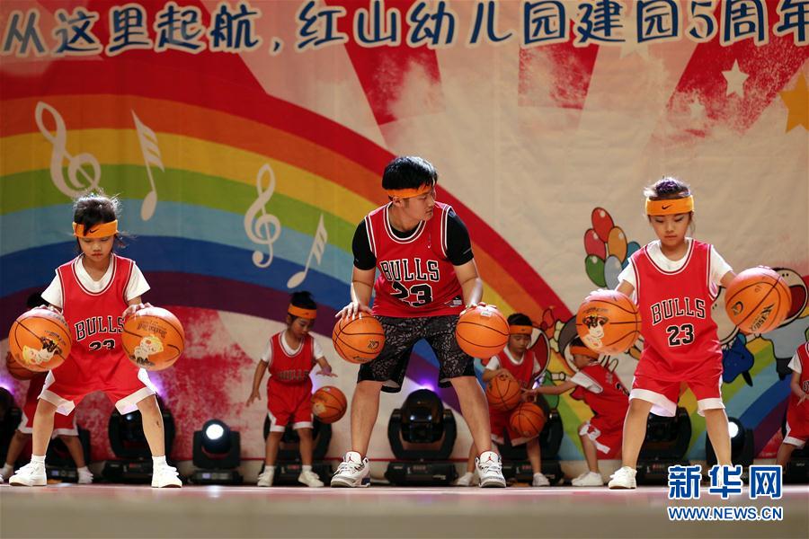 北京で働く幼稚園の「90後」男性教諭　その働きぶりに保護者から高評価