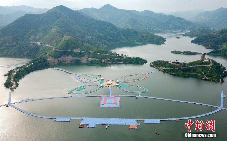 貴州省の川に浮かぶ巨大な蝶の形をした桟道