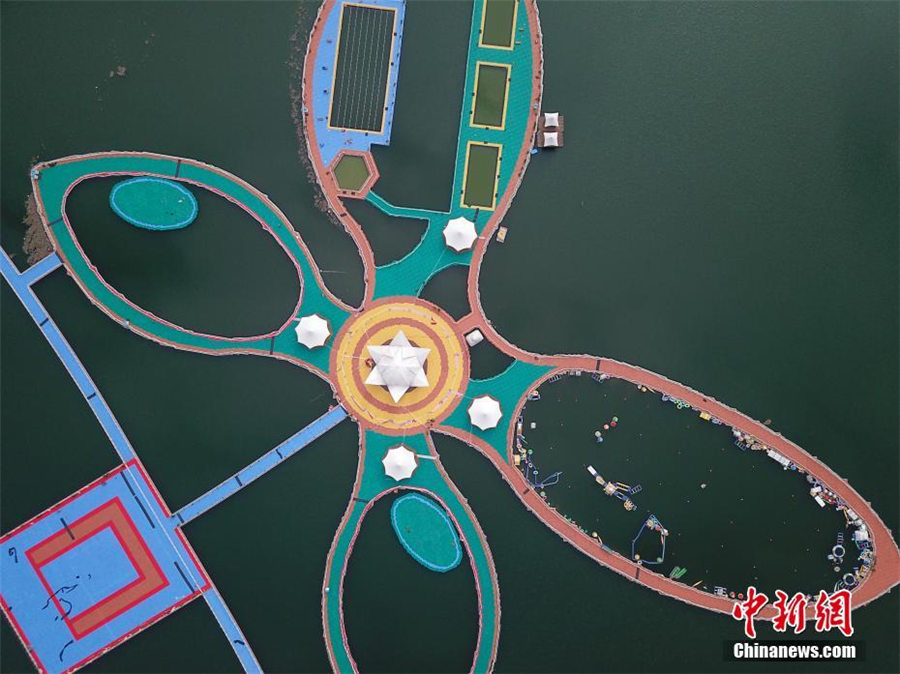 貴州省の川に浮かぶ巨大な蝶の形をした桟道