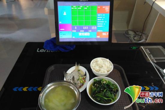 大学食堂が栄養価とカロリーを表示する精算システムを導入
