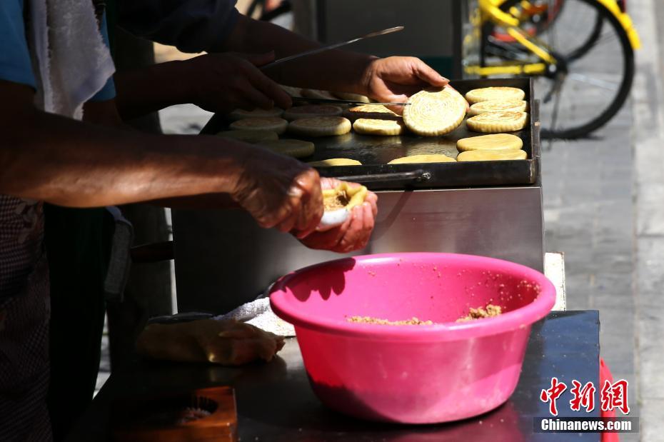 西安の街で昔ながらの「土月餅」作り続けて十数年、1日の売上げ300個