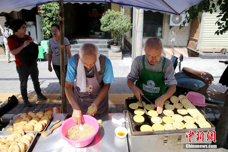 西安の街で昔ながらの「土月餅」作り続けて十数年、1日の売上げ300個