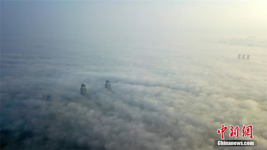 霧にすっぽり覆われた揚州市　仙境のような幻想的な風景に