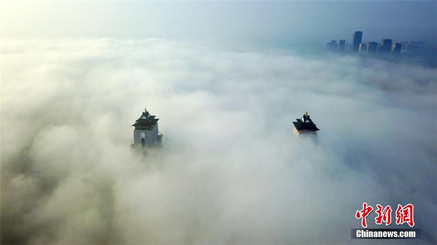 霧にすっぽり覆われた揚州市　仙境のような幻想的な風景に