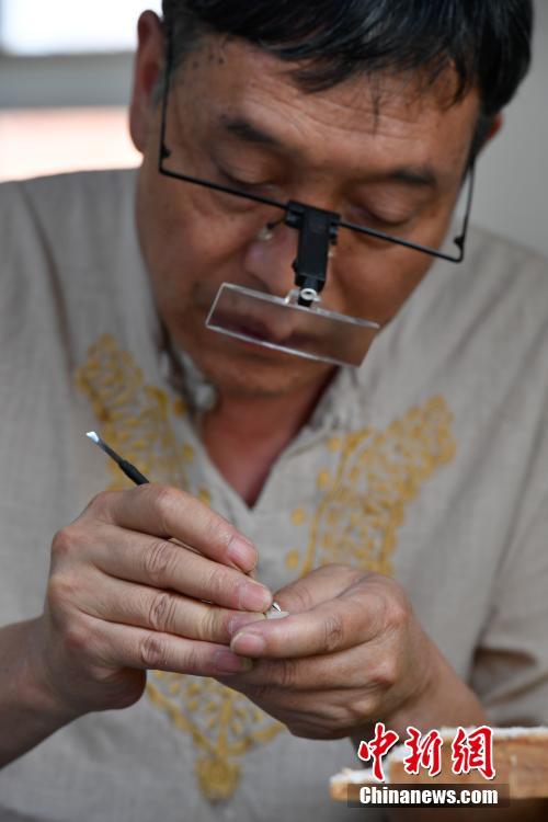 米粒や髪の毛に字を書く雲南省のアーティスト冉隆泉さん