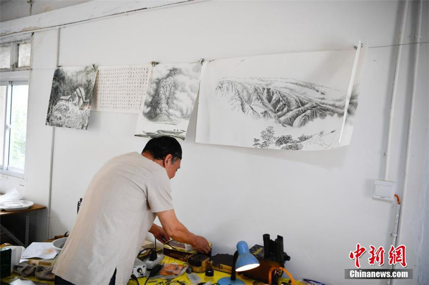 米粒や髪の毛に字を書く雲南省のアーティスト冉隆泉さん