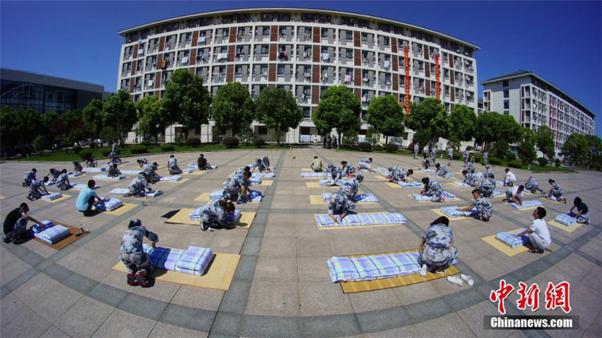 新入生たちがきっちり四角く畳んで競う「布団畳み大会」　江蘇省