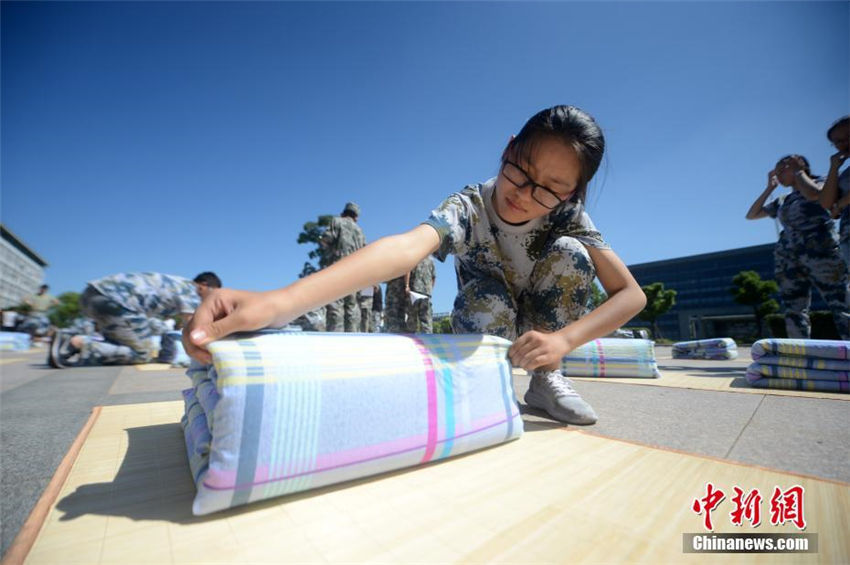 新入生たちがきっちり四角く畳んで競う「布団畳み大会」　江蘇省