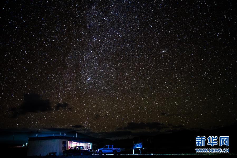 澄んだ空気で星空くっきり　星空撮影に人気のチベットの村