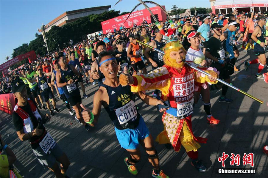 2017北京国際マラソン開催 3万人のランナーが一斉にスタート