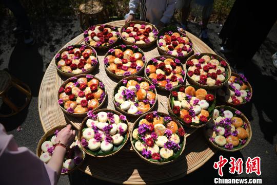 雲南で花入り月餅早食い大会開催、一足先に中秋節祝う