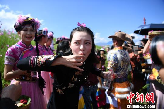 雲南で花入り月餅早食い大会開催、一足先に中秋節祝う