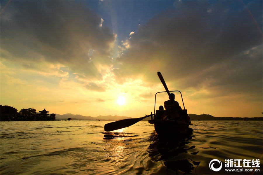 台風一過の西湖で美しい夕日を観賞　杭州市