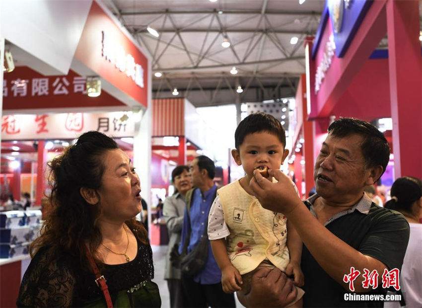 重さ300キロの巨大月餅登場！　中国（四川）中秋食品食品博覧会