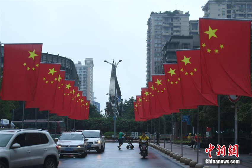 中国国旗が掛けられ、国慶節のお祝いムードに　重慶市
