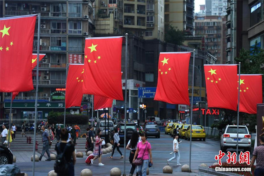 中国国旗が掛けられ、国慶節のお祝いムードに　重慶市