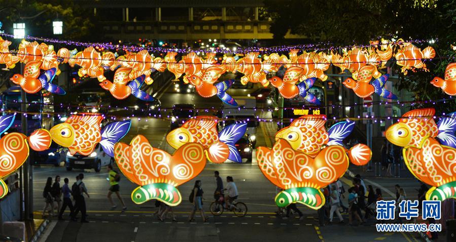 シンガポールのチャイナタウン・牛車水に中秋節のランタン灯る