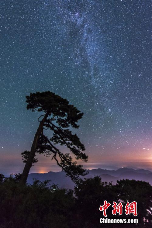 夜空に瞬く宝石　江西省の山頂に広がる幻想的な星空