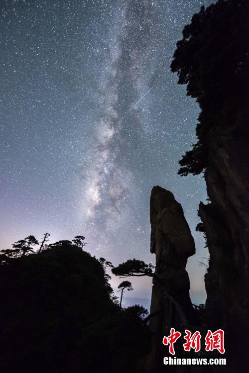 夜空に瞬く宝石　江西省の山頂に広がる幻想的な星空
